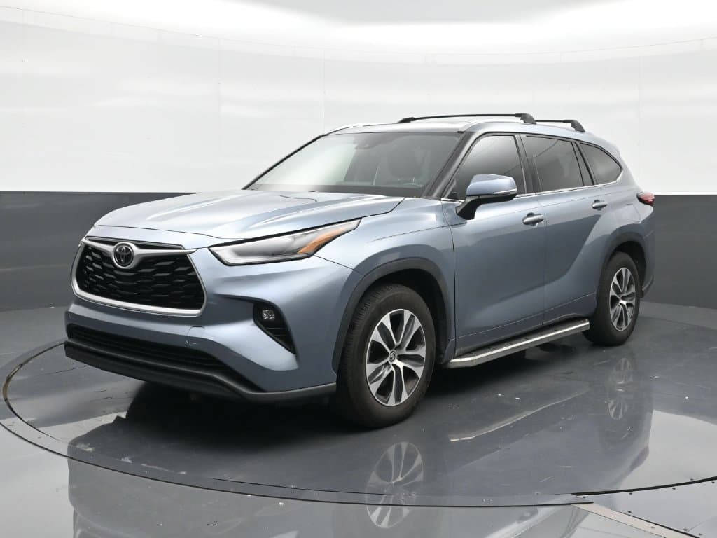 2021 Toyota Highlander XLE — photo 1 of 7