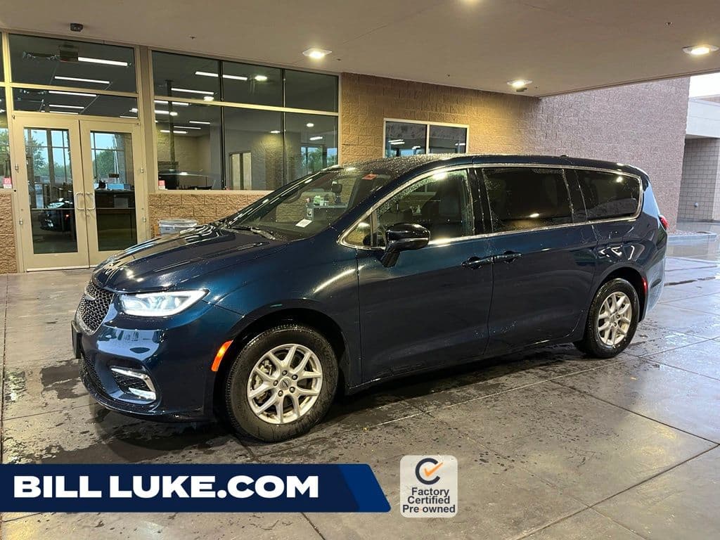 2025 Chrysler Pacifica Select — photo 1 of 28