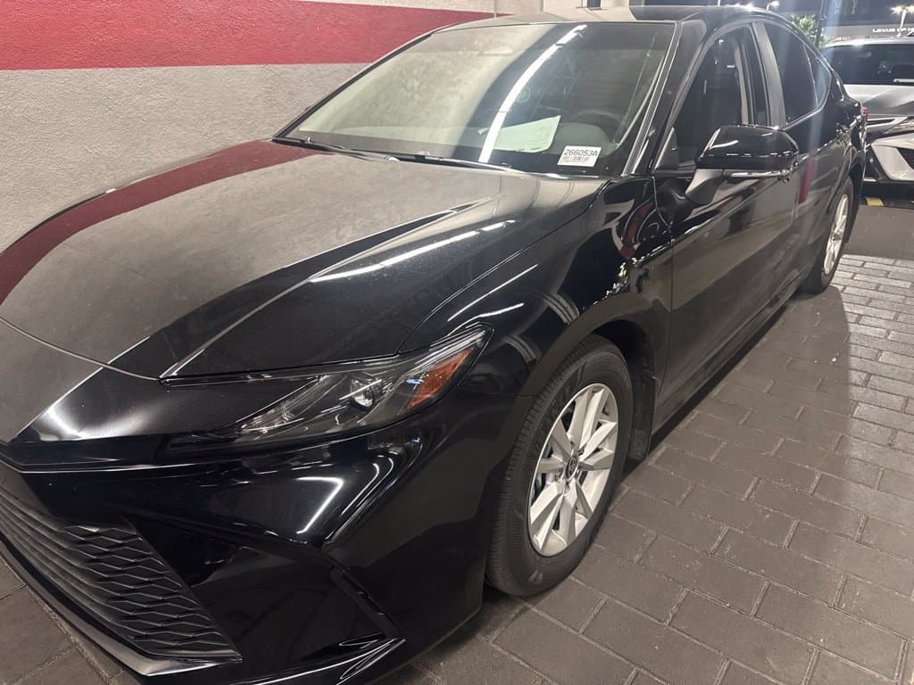 2025 Toyota Camry LE — photo 1 of 4