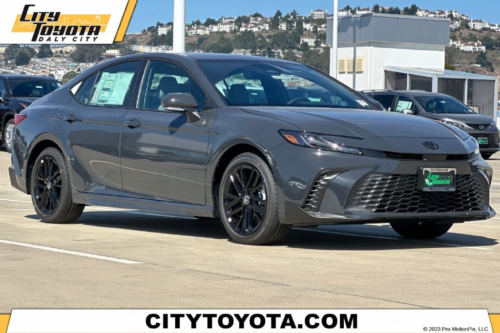 2026 Toyota Camry SE — photo 1 of 13