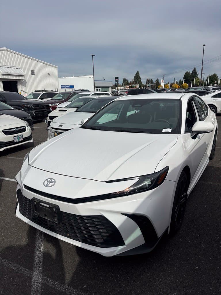 2025 Toyota Camry SE — photo 1 of 3