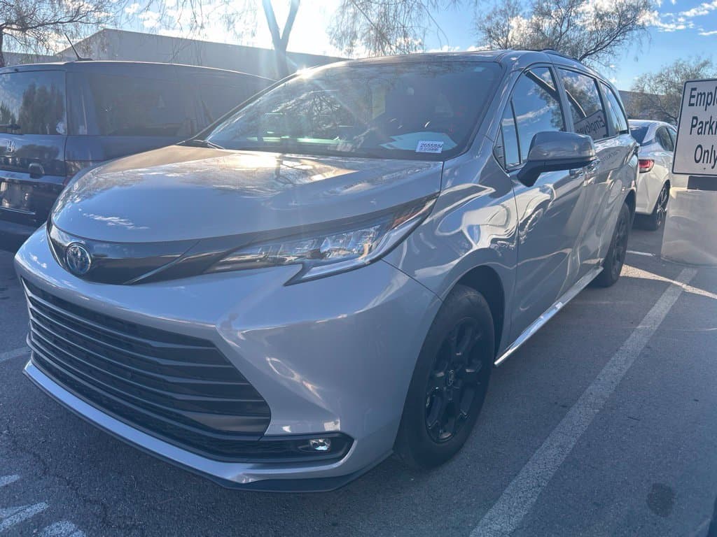 2025 Toyota Sienna Woodland Edition — photo 1 of 4