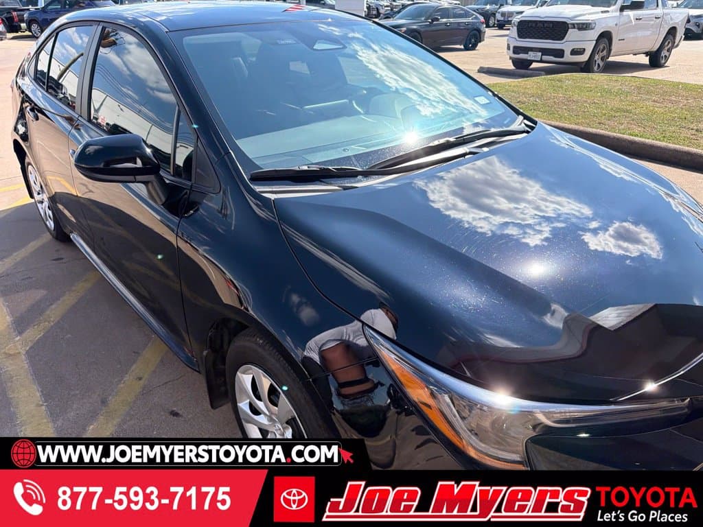 2025 Toyota Corolla LE — photo 1 of 5
