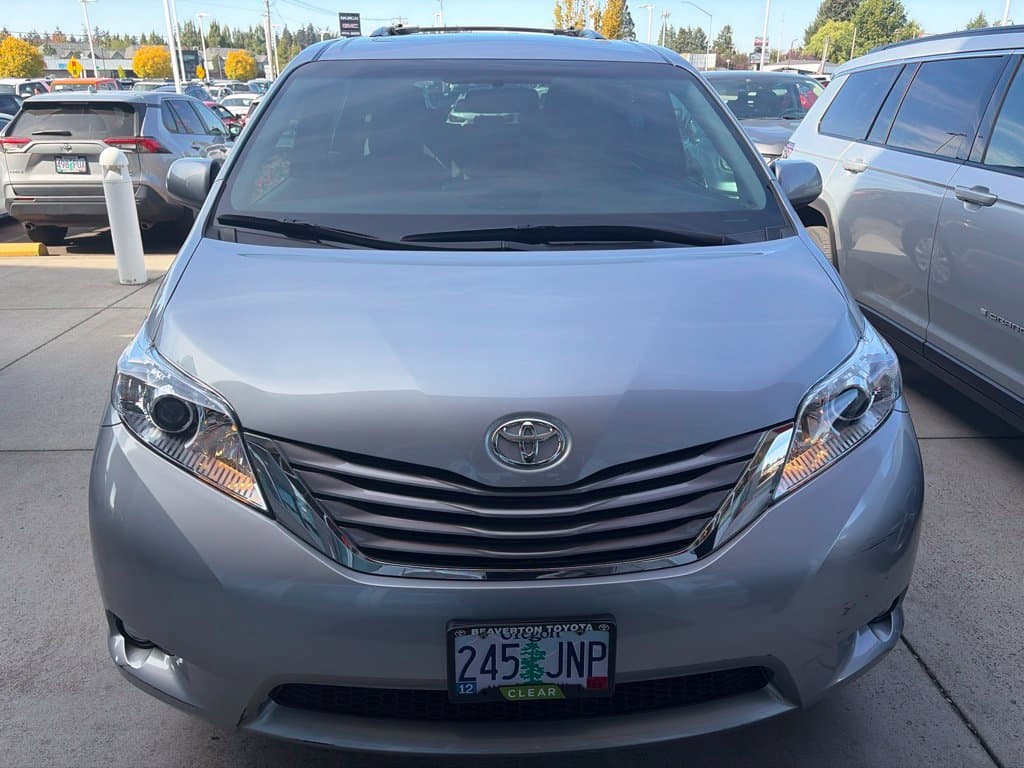 2017 Toyota Sienna XLE — photo 1 of 10