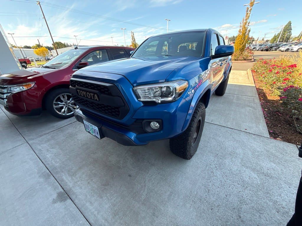 2017 Toyota Tacoma SR5 — photo 1 of 10