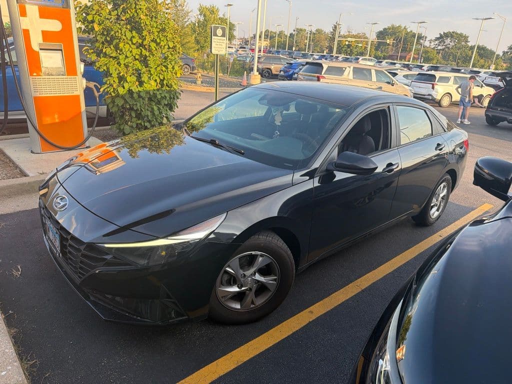 2022 Hyundai Elantra SE — photo 1 of 5