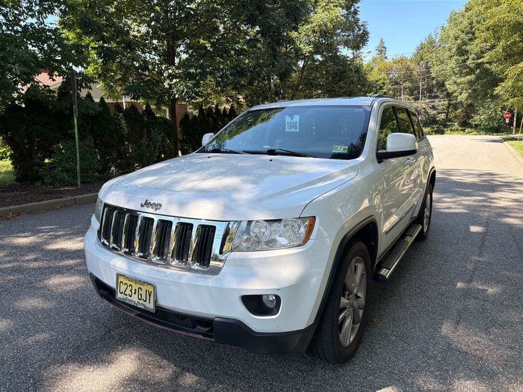 2013 Jeep Grand Cherokee Laredo — photo 1 of 13