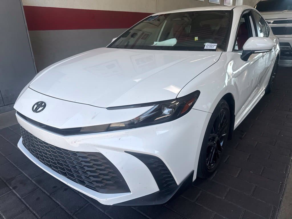2025 Toyota Camry SE — photo 1 of 4