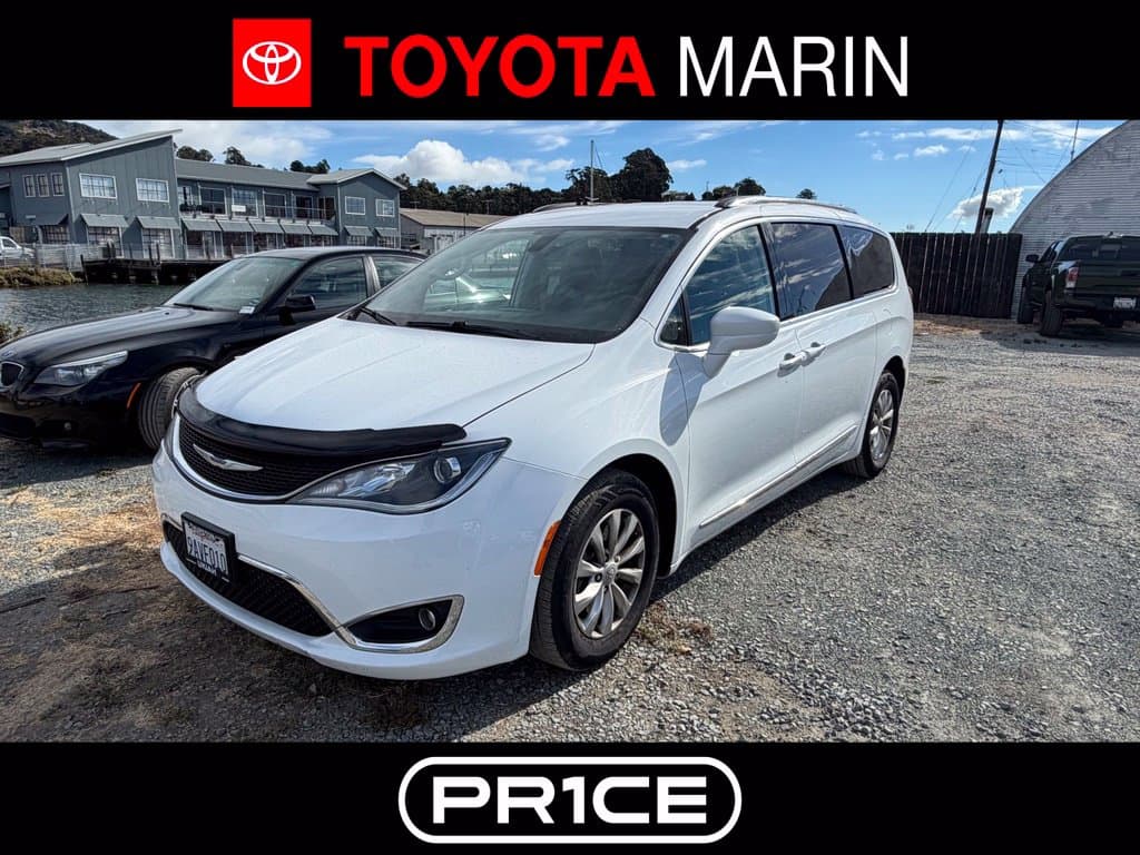 2019 Chrysler Pacifica Touring L — photo 1 of 6