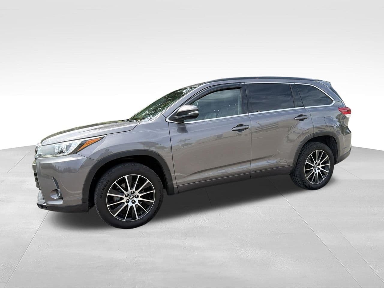 2017 Toyota Highlander SE — photo 1 of 11