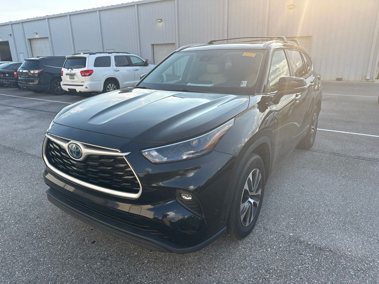 2023 Toyota Highlander Hybrid XLE — photo 1 of 4