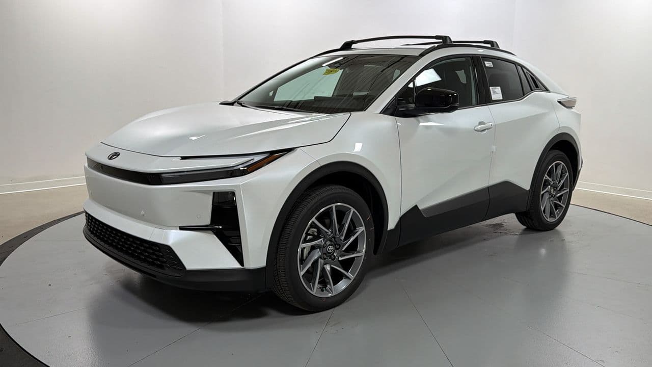 2026 Toyota C-HR XSE — photo 1 of 25