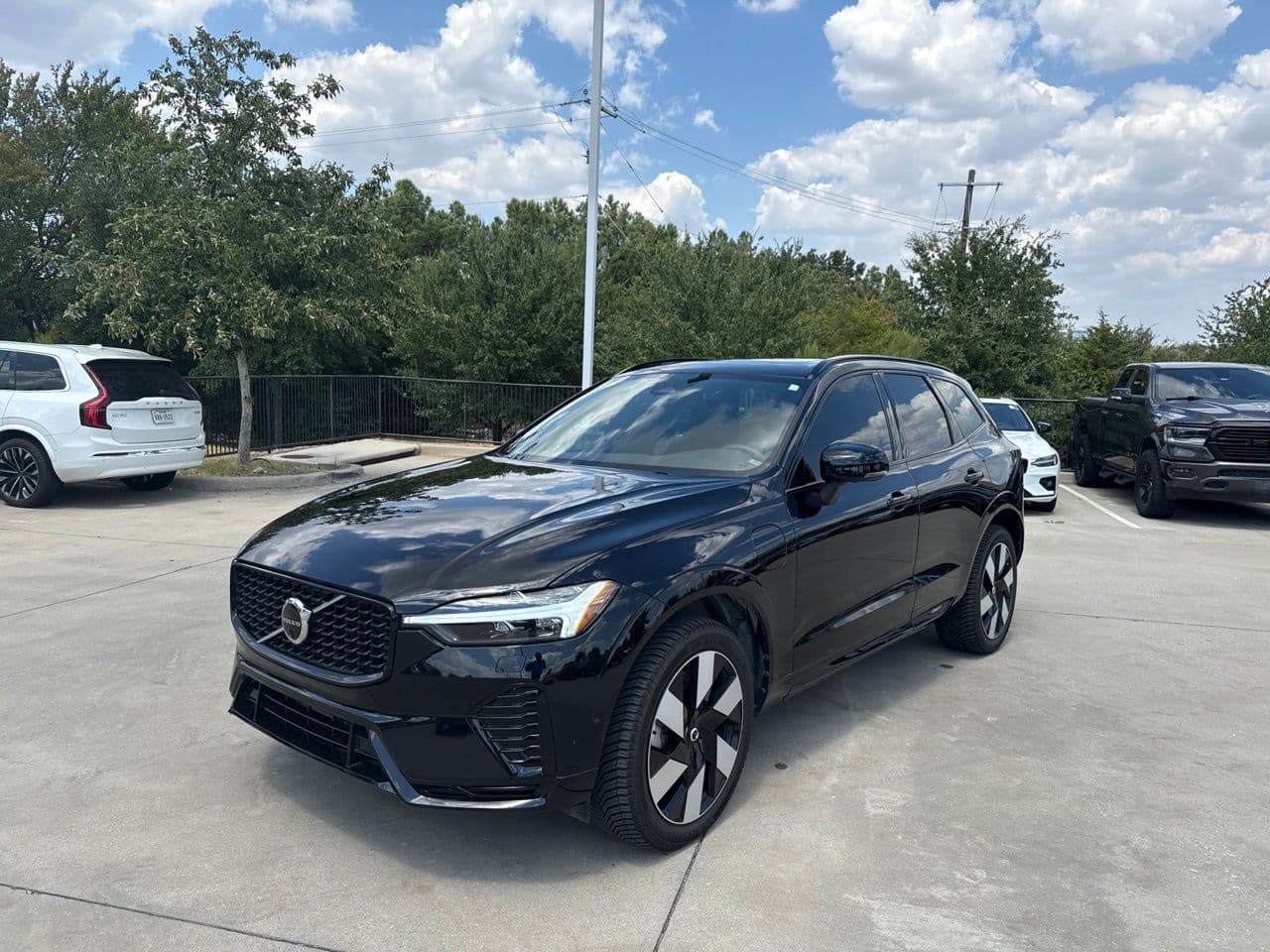 2024 Volvo XC60 Recharge Plug-In Hybrid T8 Plus Dark Theme — photo 1 of 28