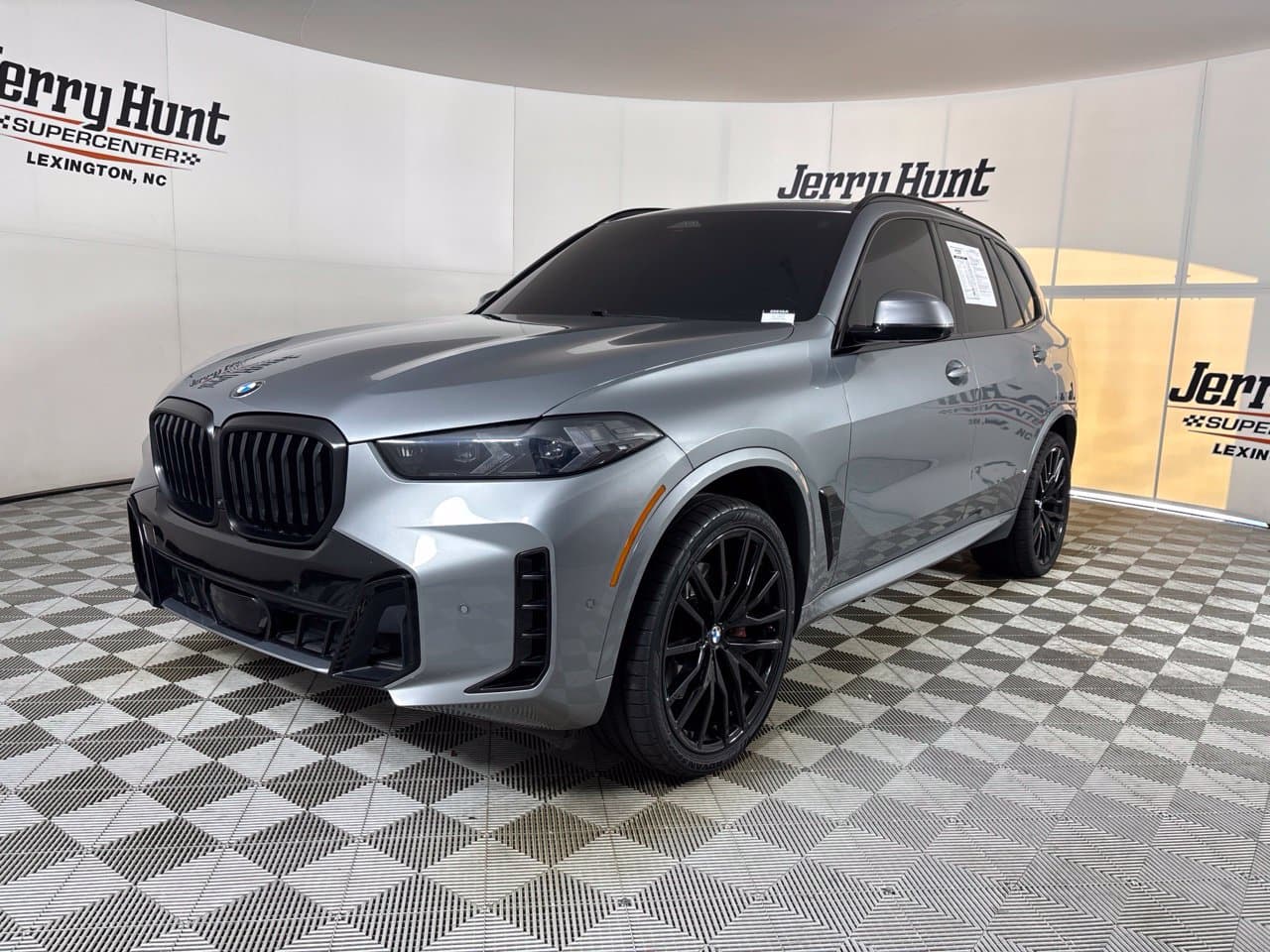 2025 BMW X5 sDrive40i — photo 1 of 32