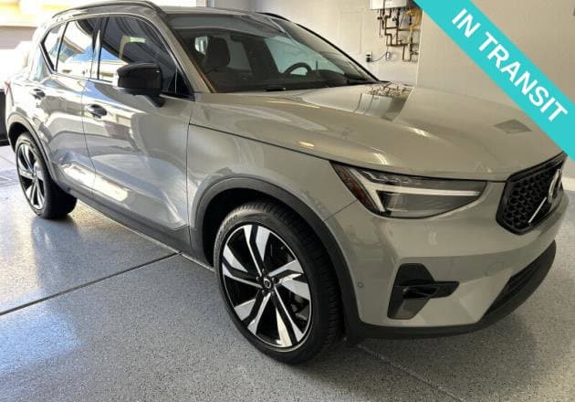 2024 Volvo XC40 Ultimate Dark Theme — photo 1 of 2