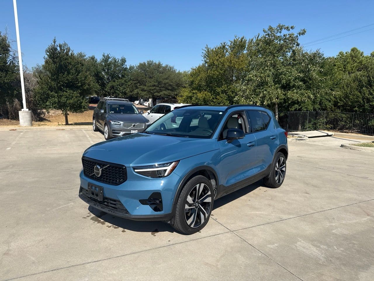 2025 Volvo XC40 B5 Ultra Dark Theme — photo 1 of 29