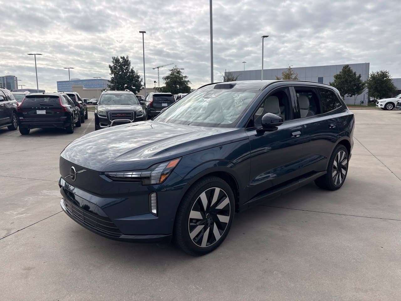 2025 Volvo EX90 Ultra — photo 1 of 29