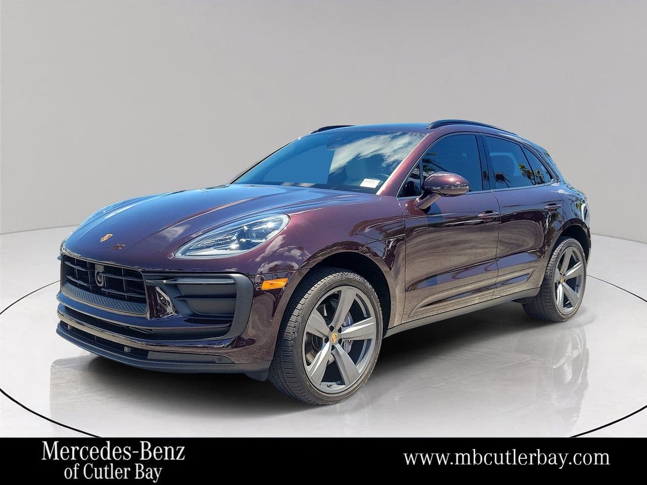 2024 Porsche Macan Base — photo 1 of 34
