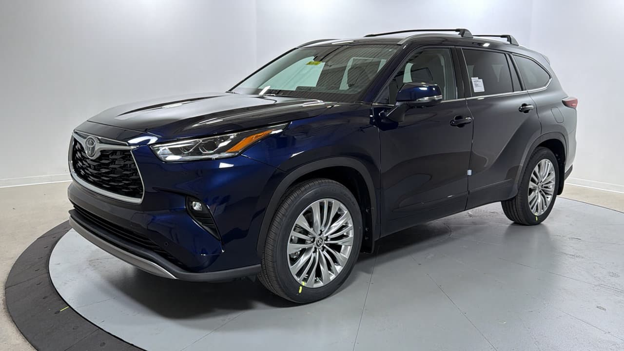 2026 Toyota Highlander Platinum — photo 1 of 26