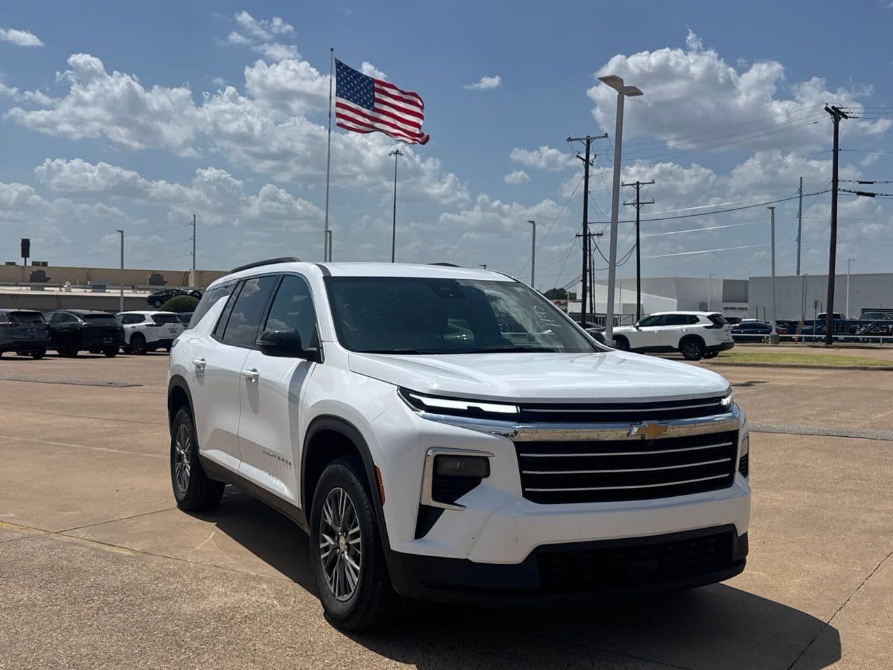 2025 Chevrolet Traverse LT — photo 1 of 48
