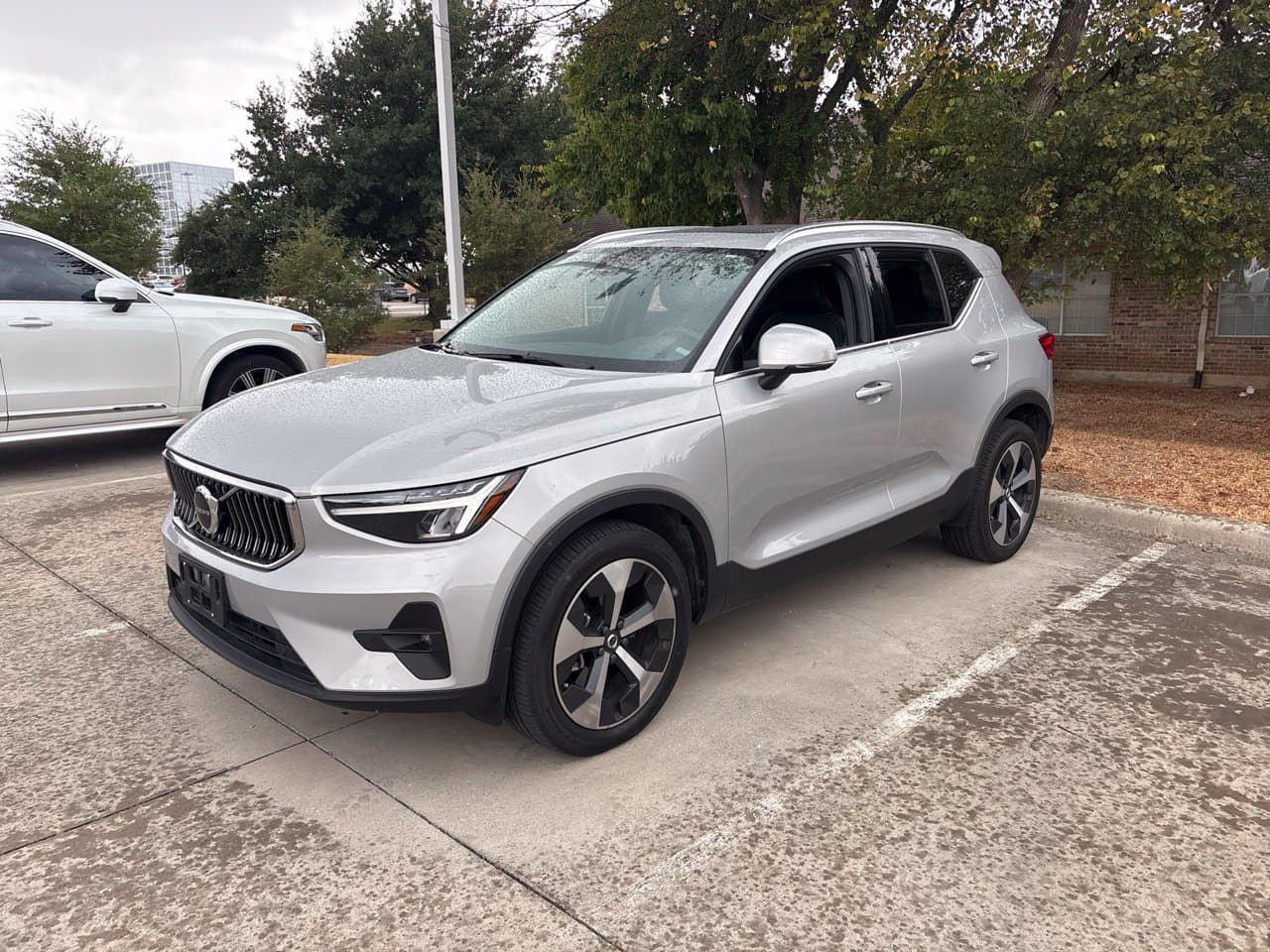 2023 Volvo XC40 Base — photo 1 of 25