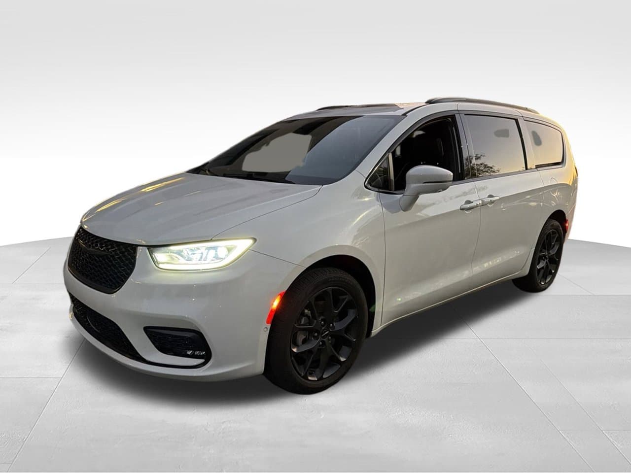 2022 Chrysler Pacifica Limited — photo 1 of 12