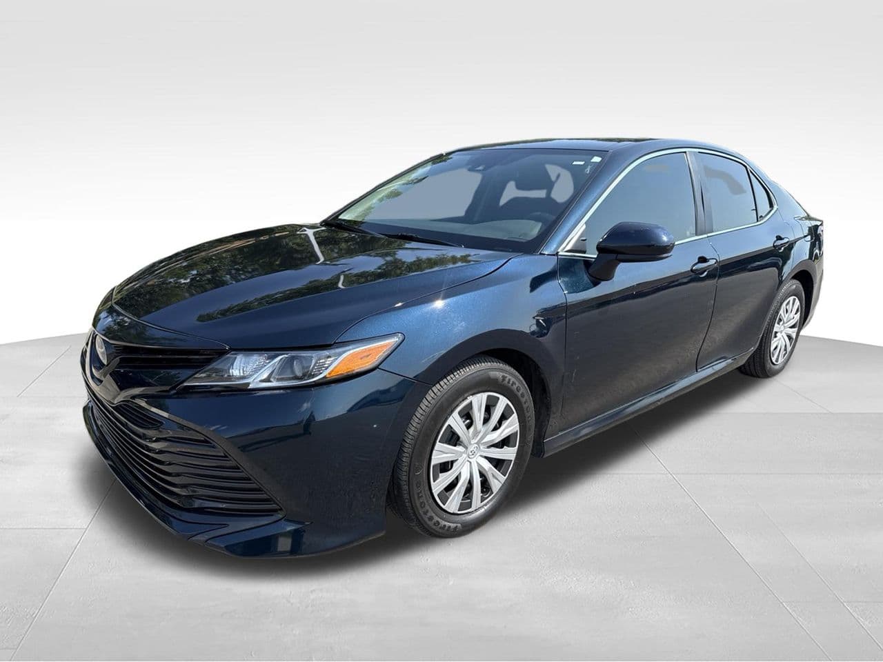 2020 Toyota Camry Hybrid LE — photo 1 of 14
