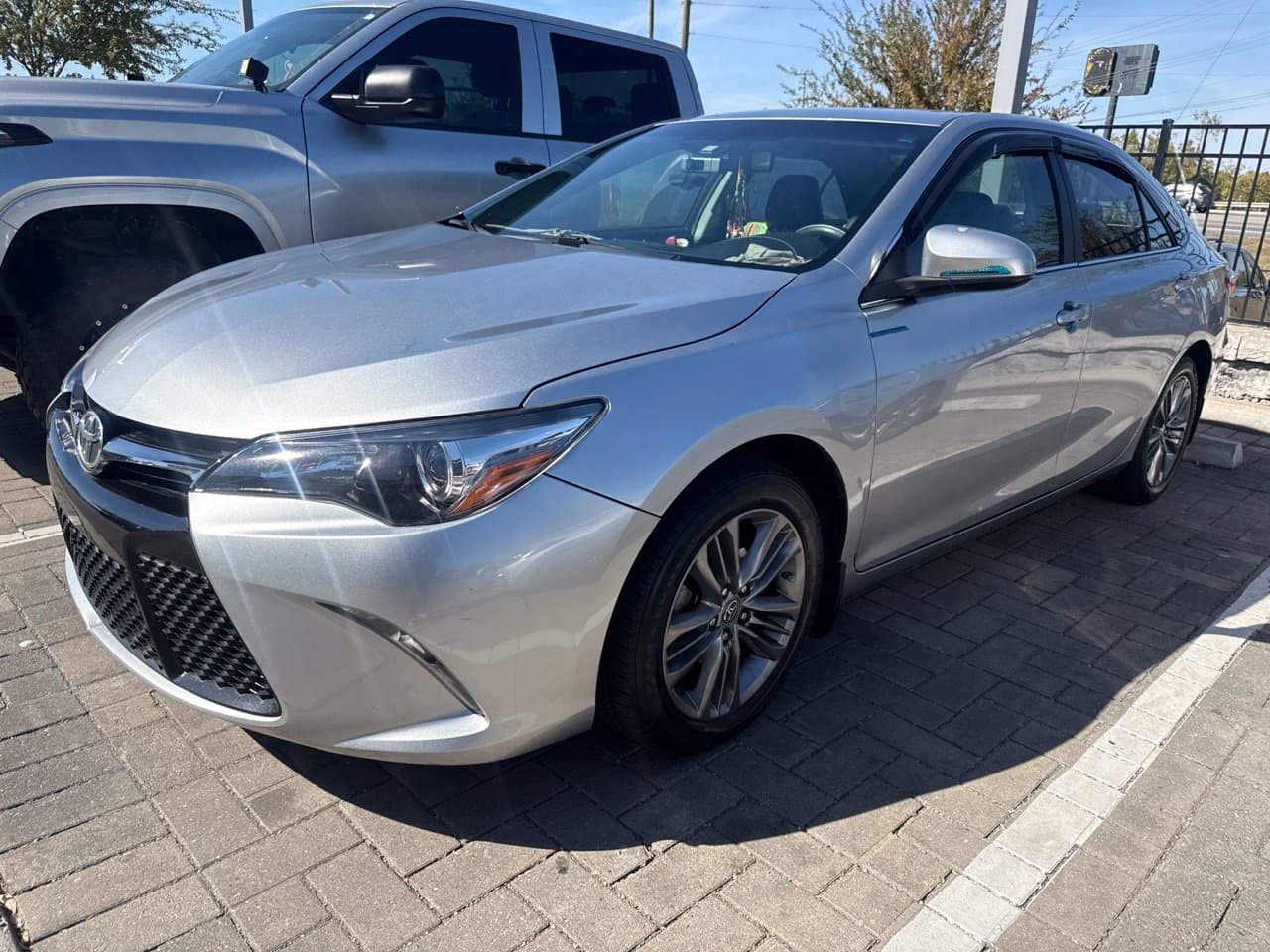 2017 Toyota Camry SE — photo 1 of 3