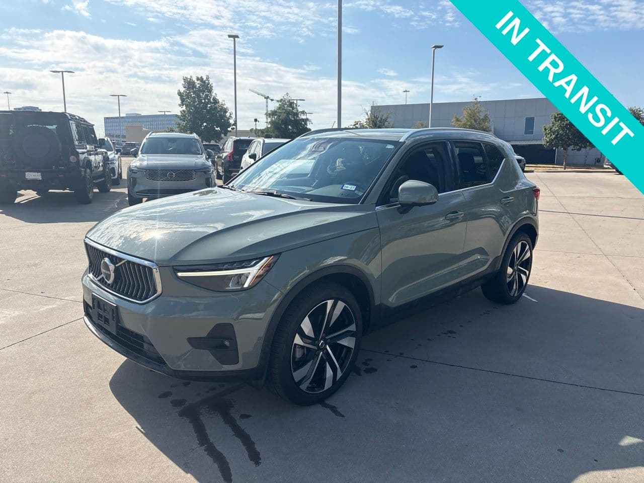 2023 Volvo XC40 Plus Bright Theme — photo 1 of 28