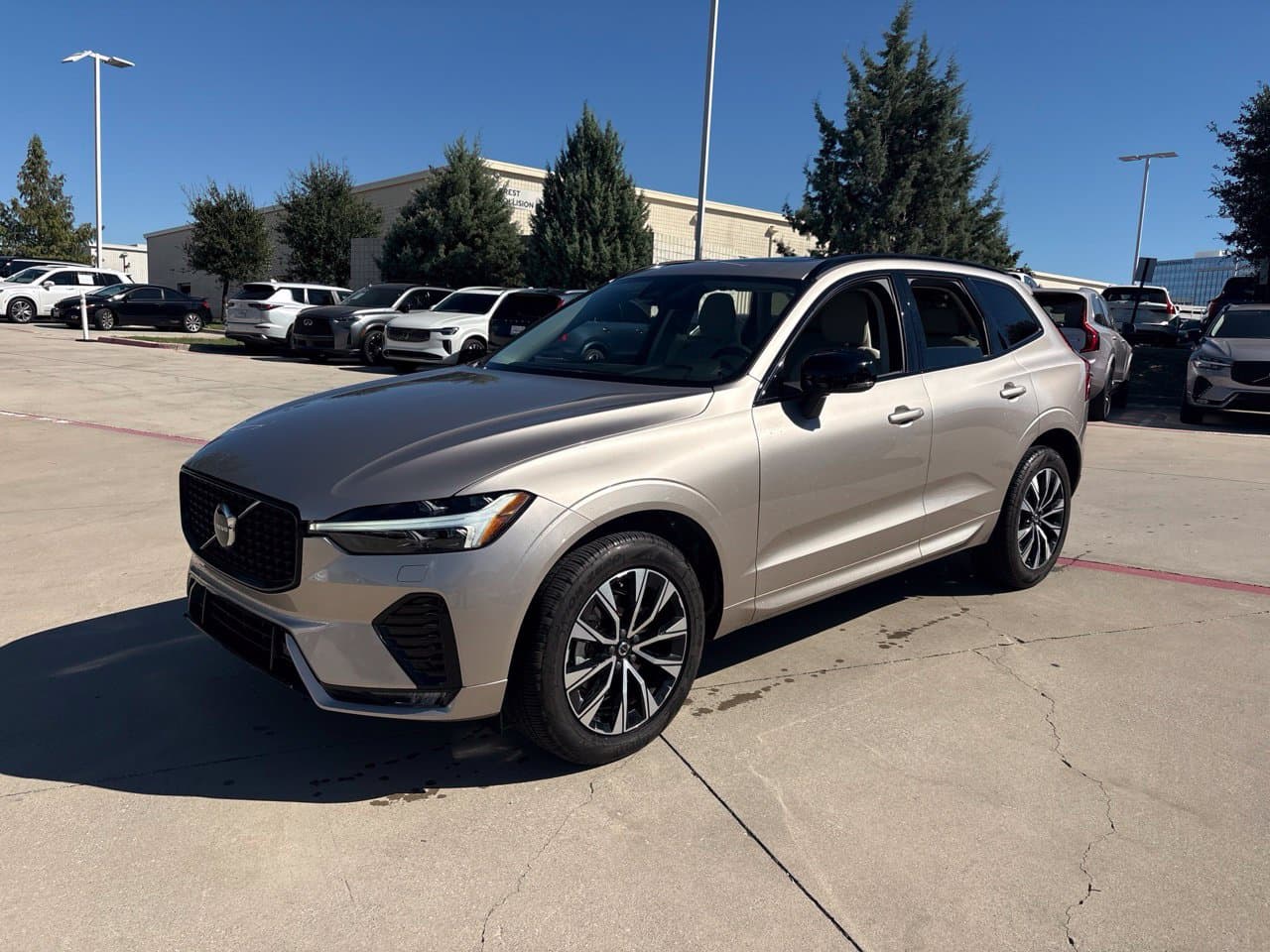 2025 Volvo XC60 Base — photo 1 of 27