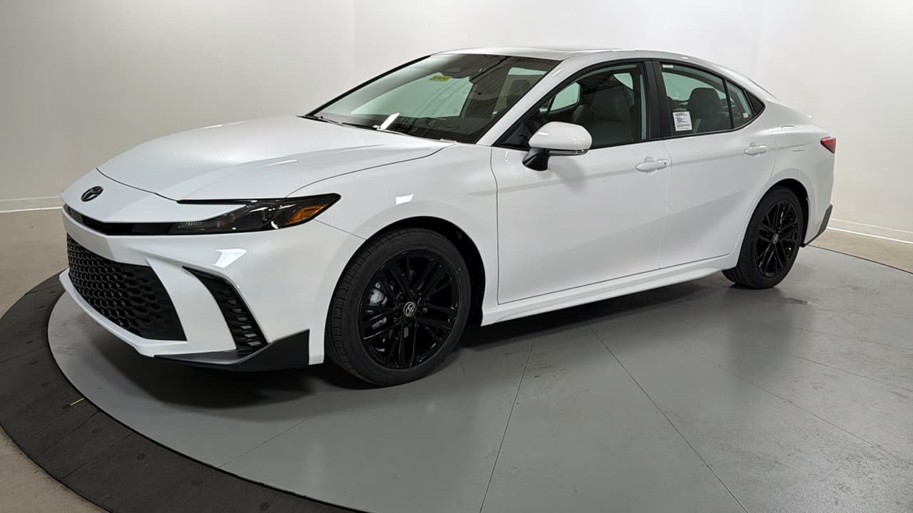 2026 Toyota Camry SE — photo 1 of 25