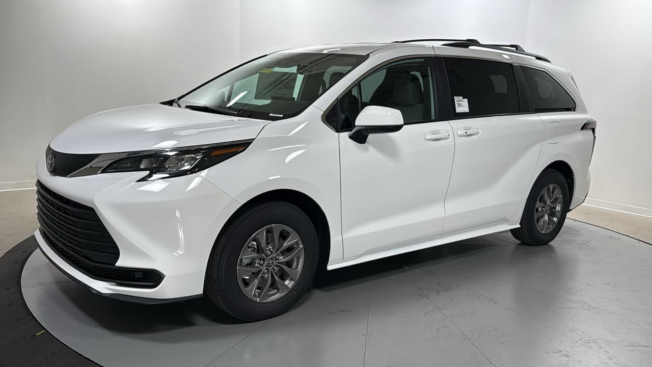 2026 Toyota Sienna LE — photo 1 of 26