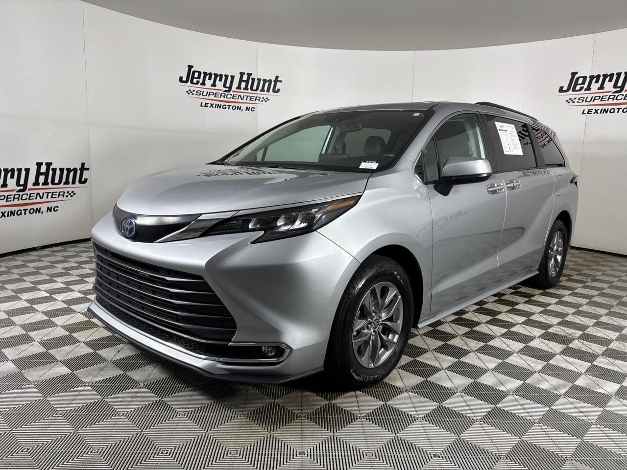 2024 Toyota Sienna XLE — photo 1 of 30