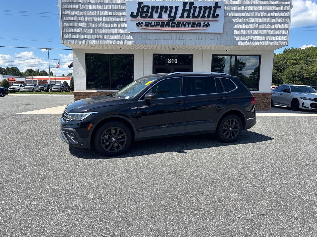2022 Volkswagen Tiguan 2.0T SE — photo 1 of 11