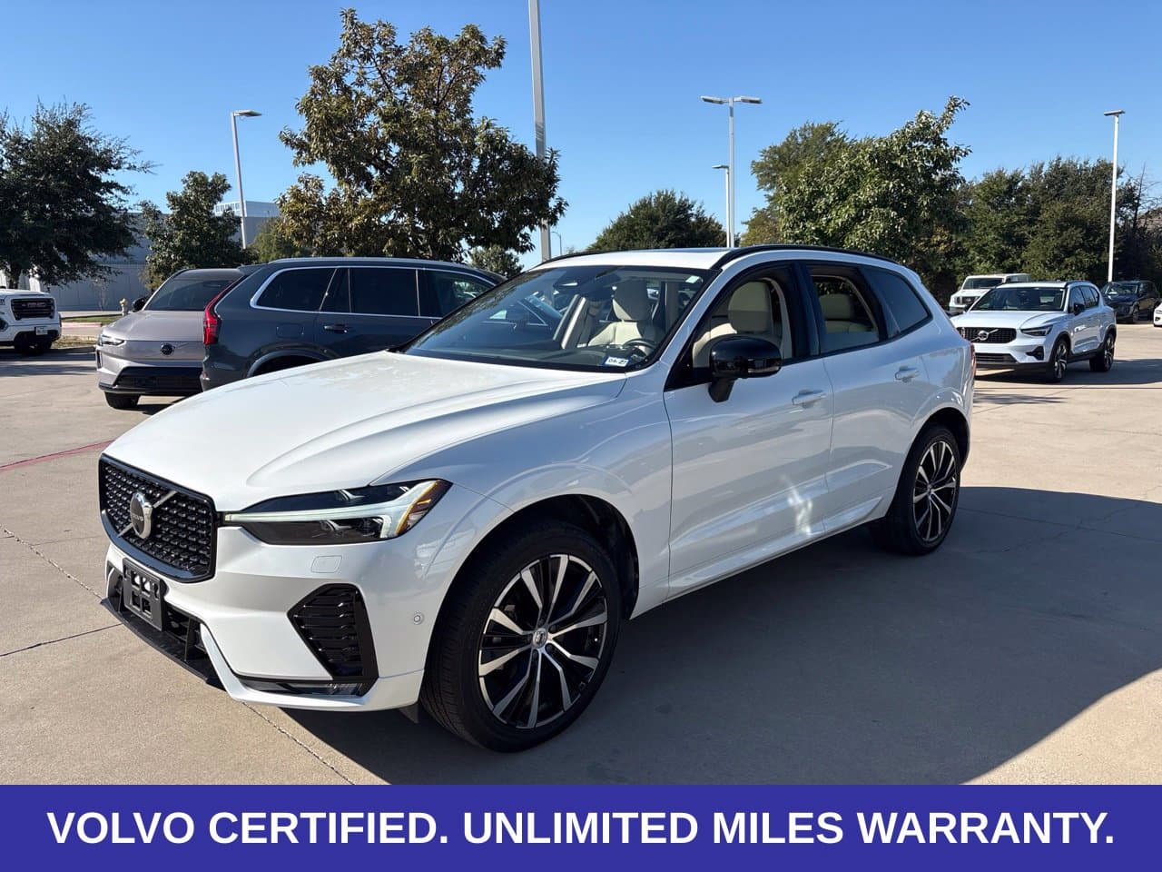 2023 Volvo XC60 Plus Dark Theme — photo 1 of 29