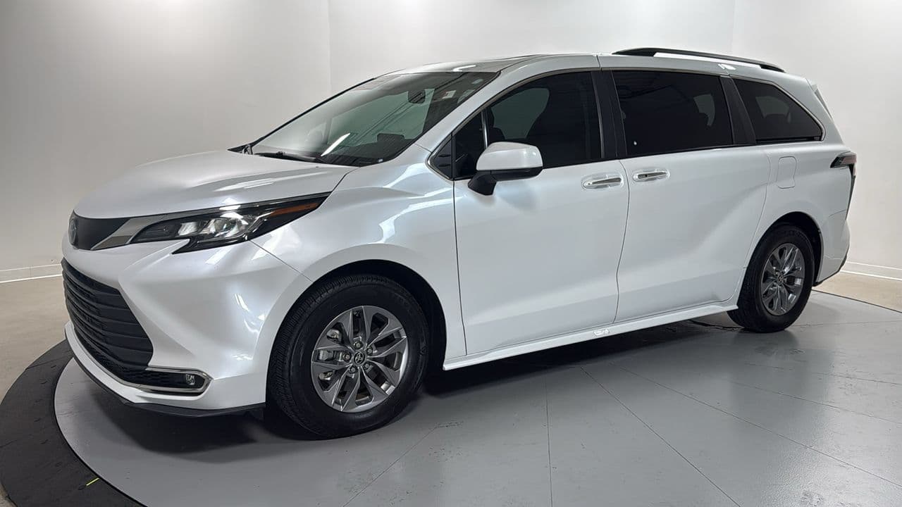 2023 Toyota Sienna XLE — photo 1 of 26