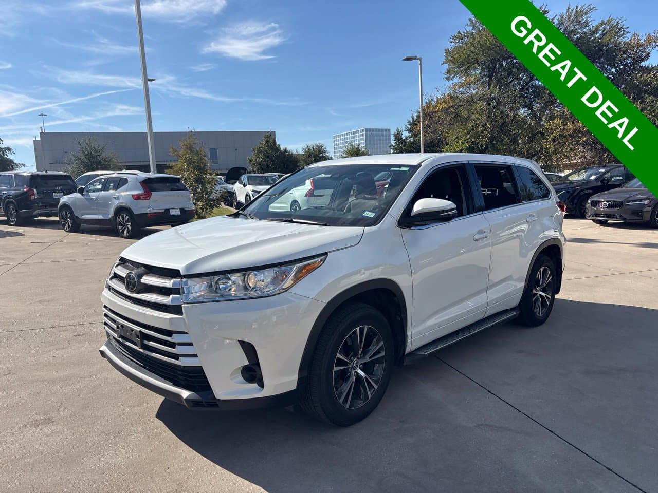 2017 Toyota Highlander LE — photo 1 of 27