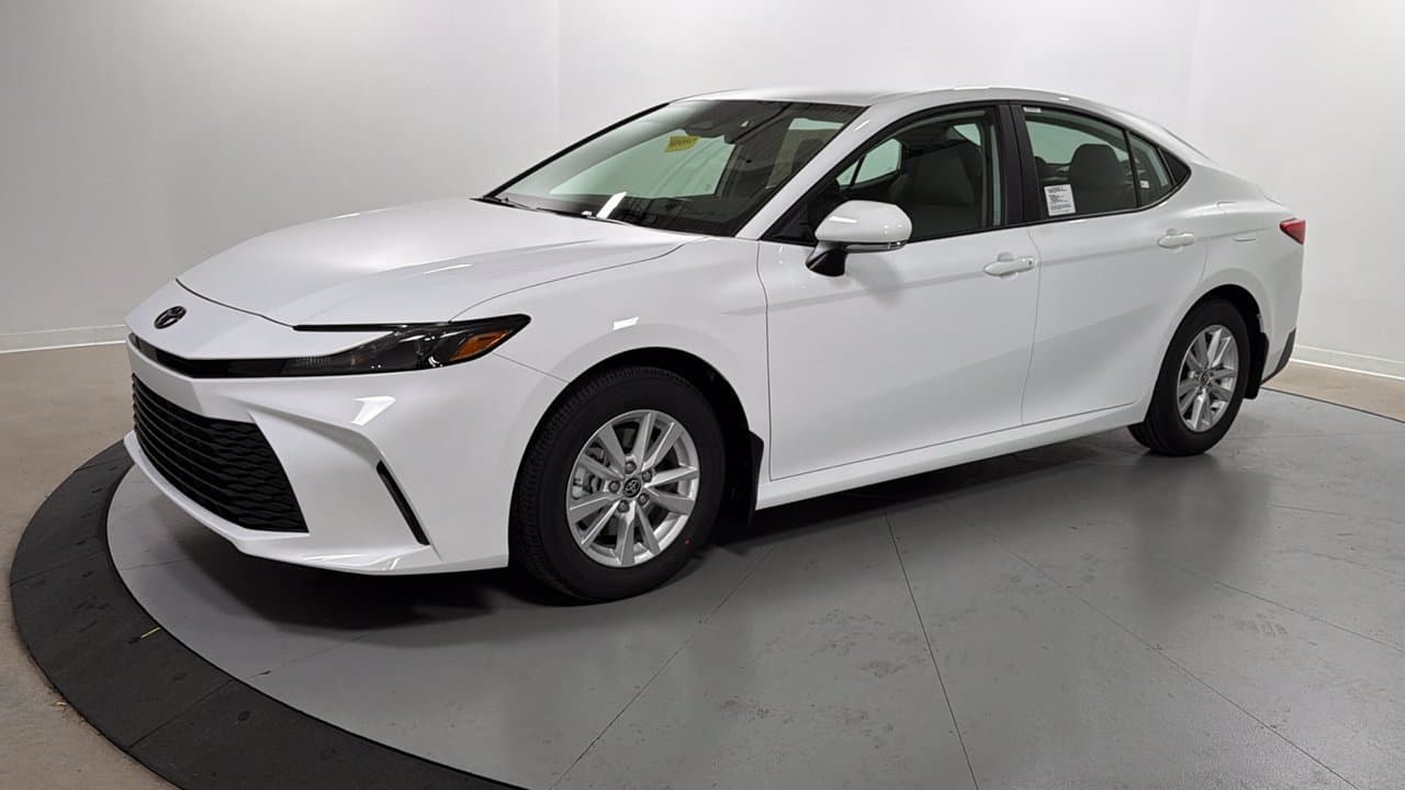 2027 Toyota Camry LE — photo 1 of 25