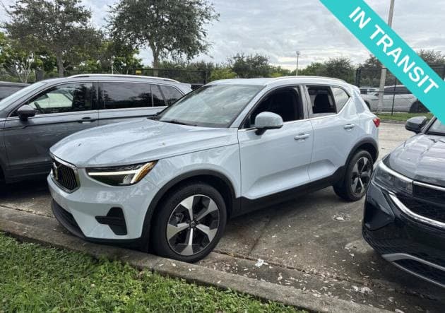 2024 Volvo XC40 Base — photo 1 of 2