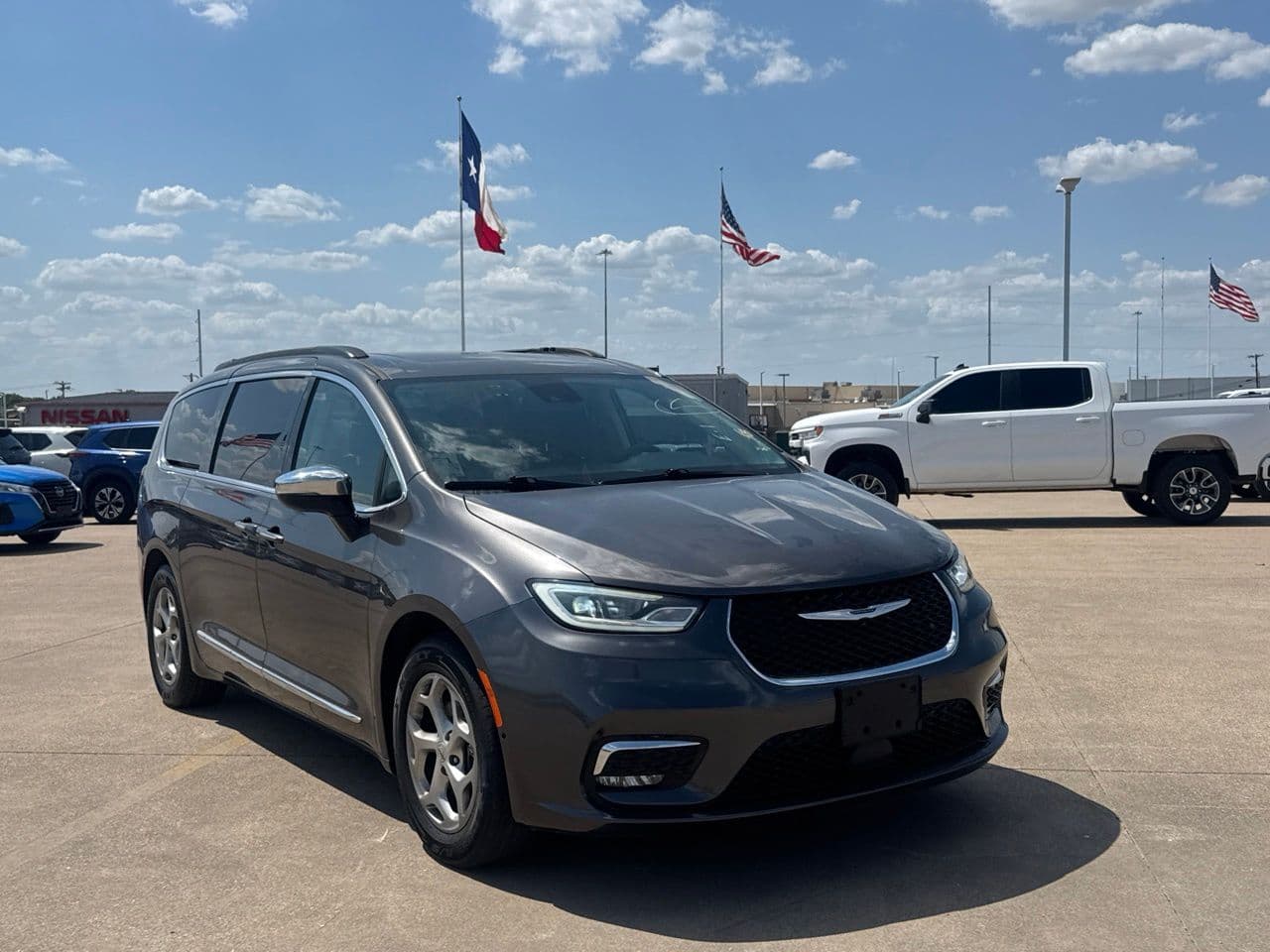 2023 Chrysler Pacifica Limited — photo 1 of 46
