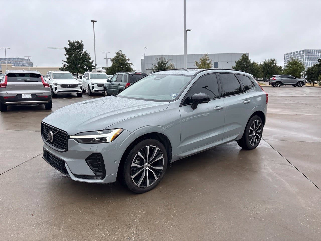 2024 Volvo XC60 Plus Dark Theme — photo 1 of 27