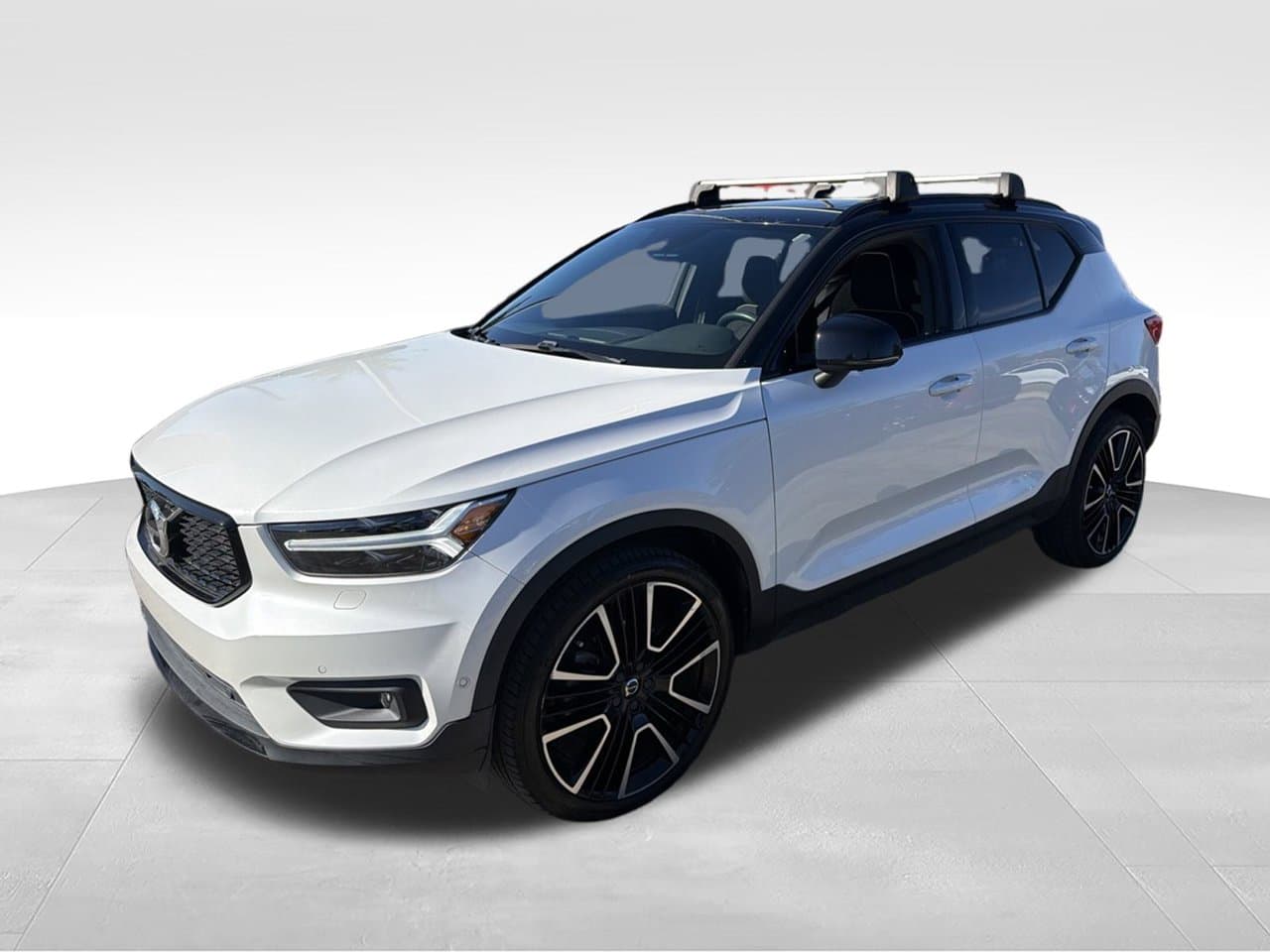 2021 Volvo XC40 R-Design — photo 1 of 13
