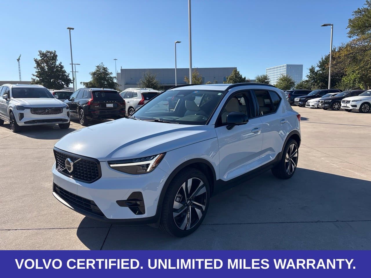 2024 Volvo XC40 Plus Dark Theme — photo 1 of 30
