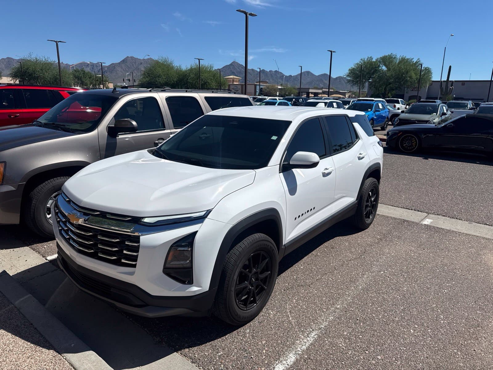 2025 Chevrolet Equinox FWD LT — photo 1 of 8