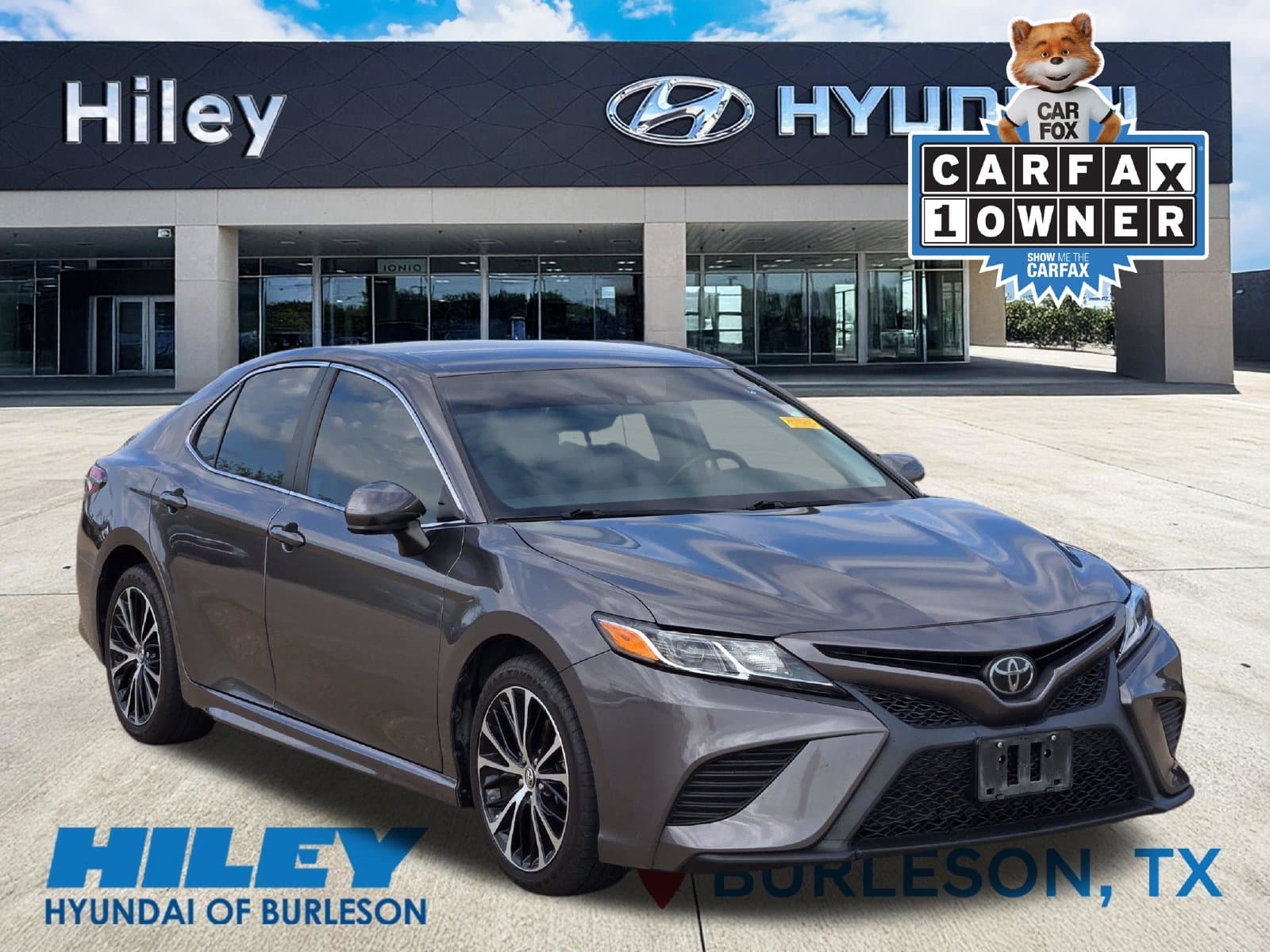 2019 Toyota Camry SE — photo 1 of 14