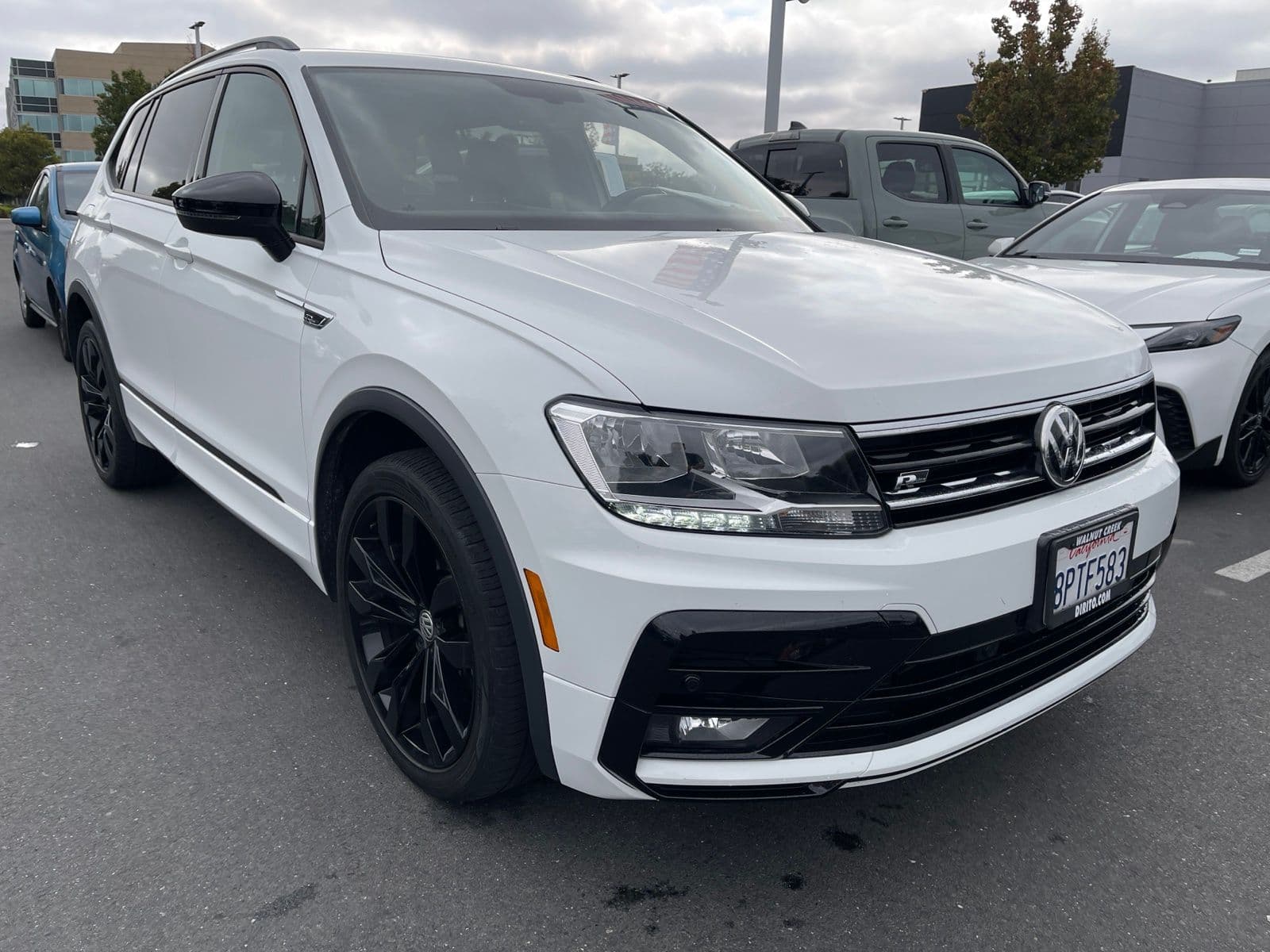 2020 Volkswagen Tiguan 2.0T SE R-Line Black — photo 1 of 7