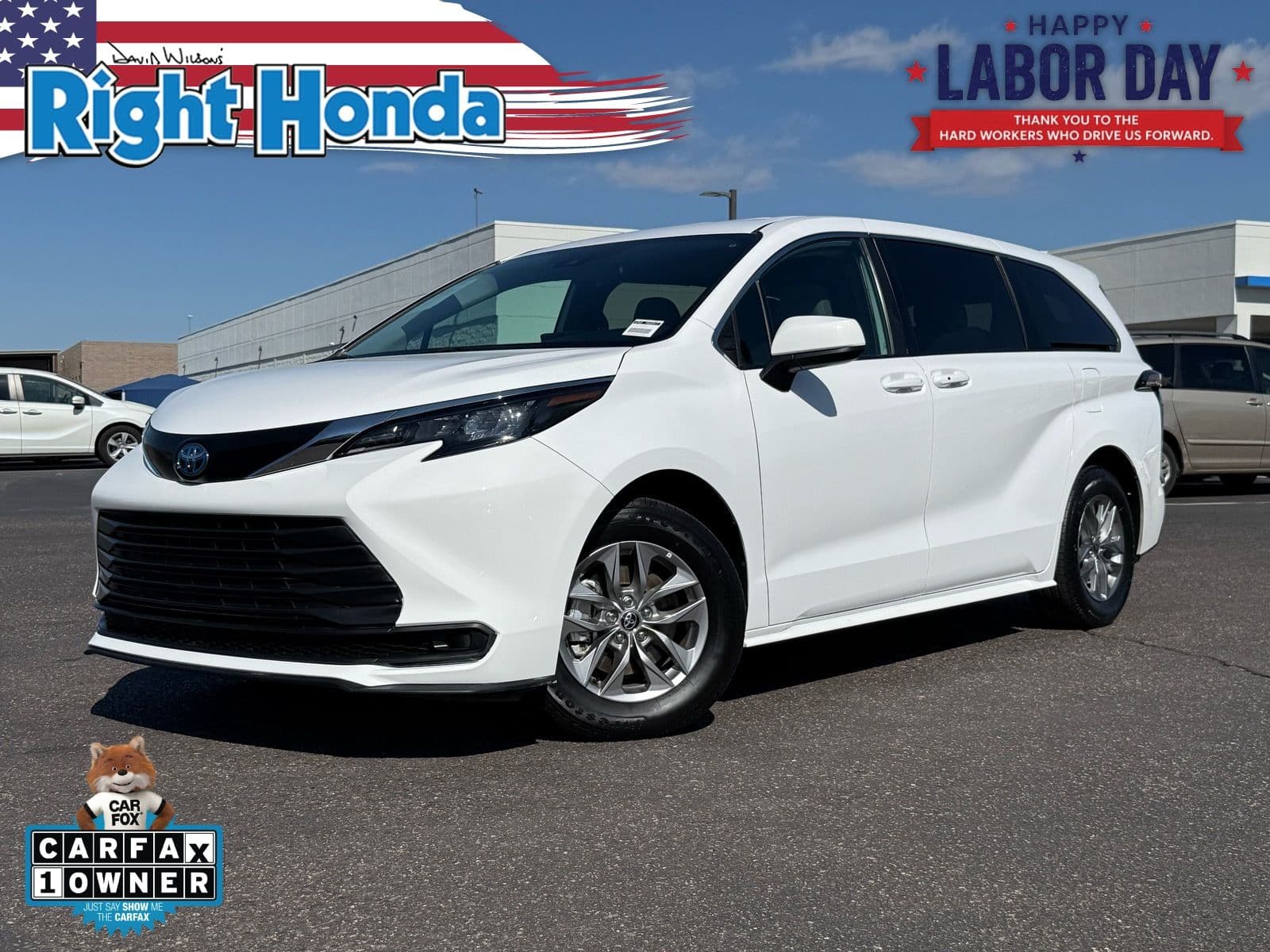 2025 Toyota Sienna LE — photo 1 of 37