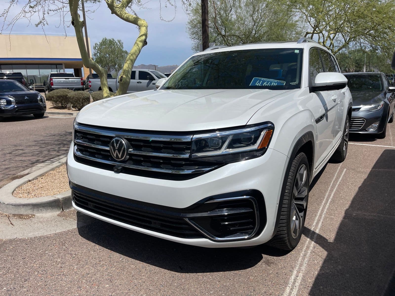 2023 Volkswagen Atlas 3.6L V6 SEL Premium R-Line — photo 1 of 5