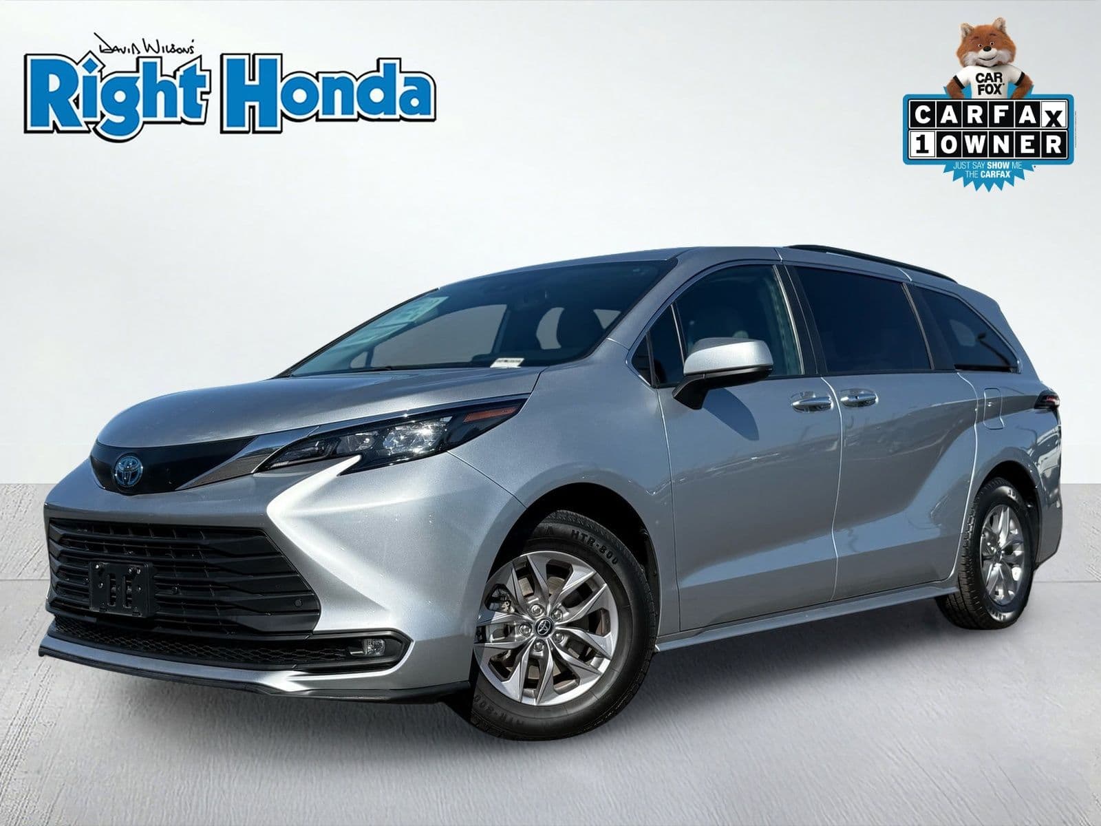 2025 Toyota Sienna XLE — photo 1 of 37
