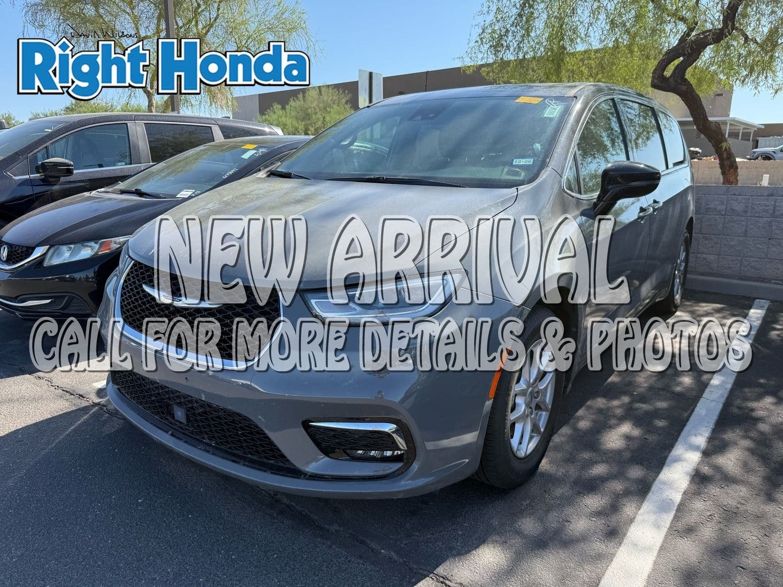 2025 Chrysler Pacifica Select — photo 1 of 14